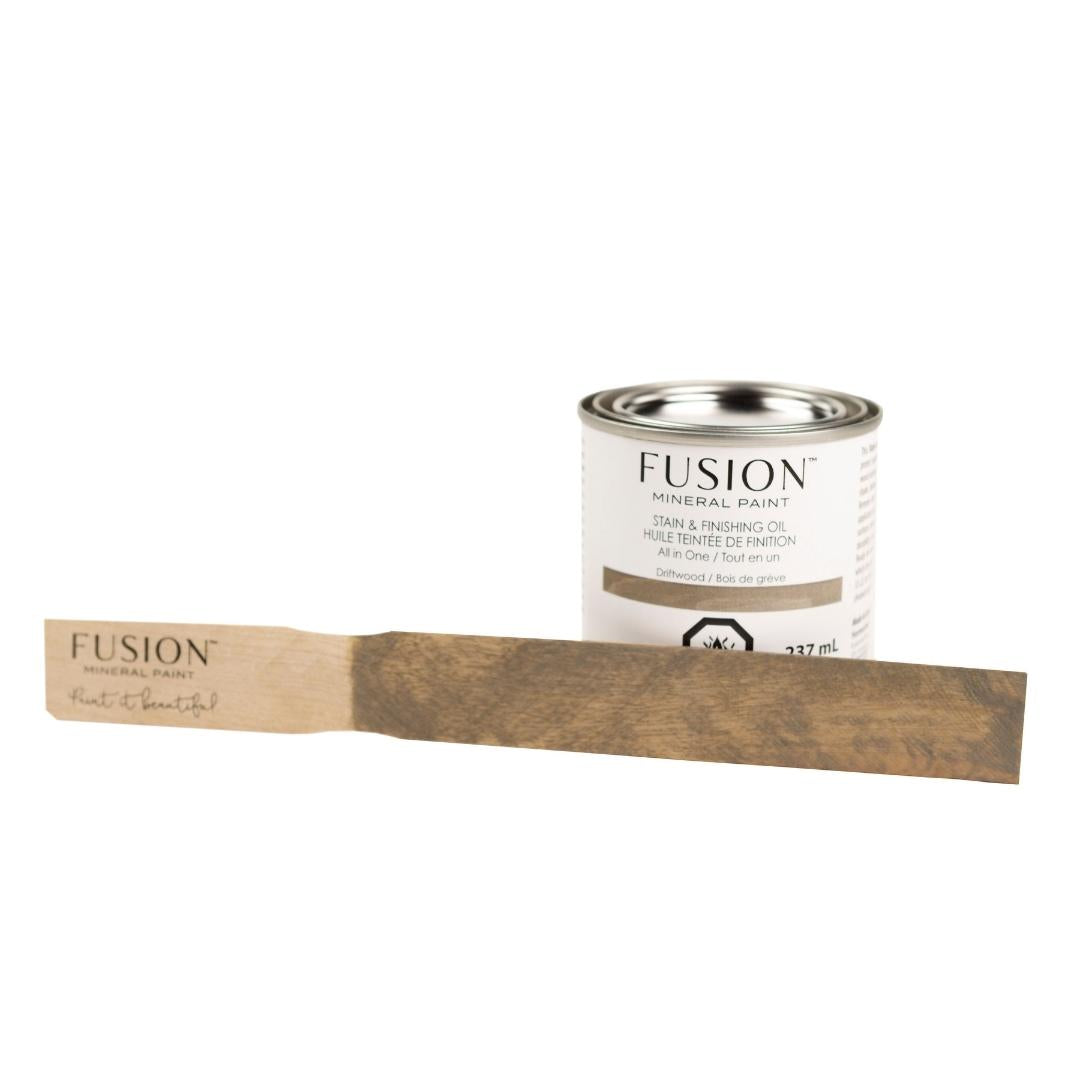 Fusion MIneral Paint sarjan Stain & Finishing oil on pellavaöljy pohjainen ulkokalusteille sopiva öljy. Voi käyttää myös sisätiloissa huonekaluille.