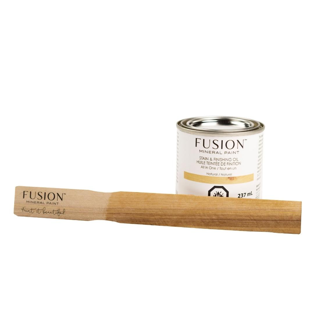 Fusion MIneral Paint sarjan Stain & Finishing oil on pellavaöljy pohjainen ulkokalusteille sopiva öljy. Voi käyttää myös sisätiloissa huonekaluille.