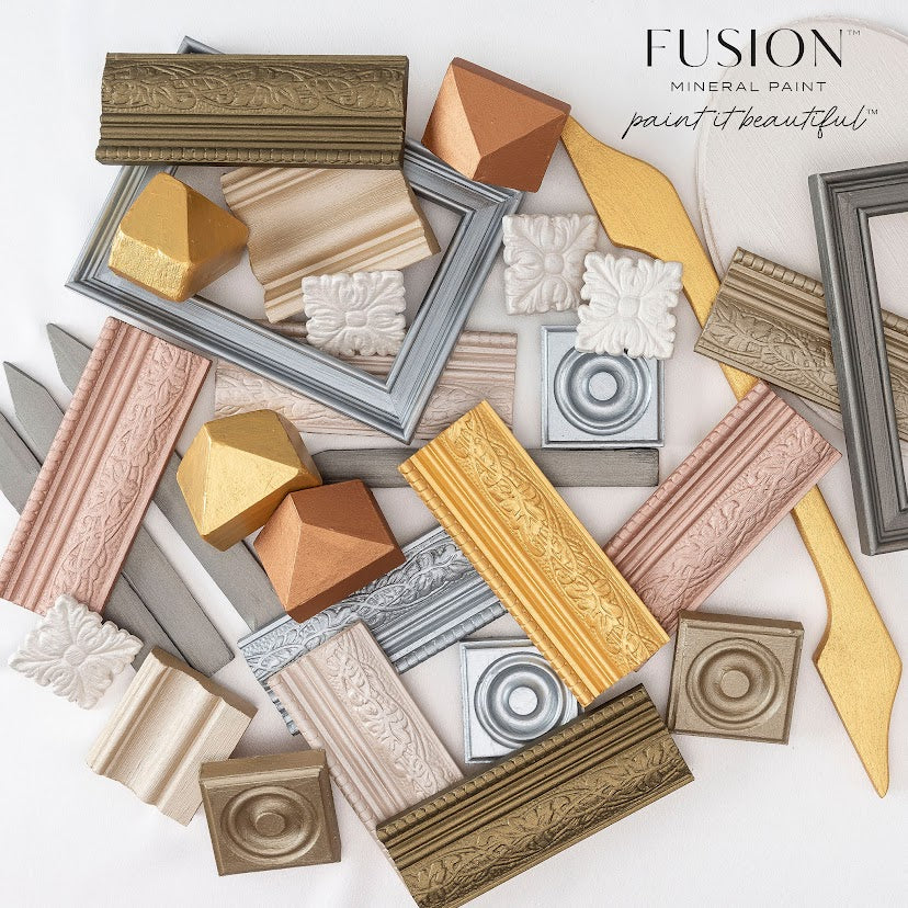 Yksi suosituimmista metallimaaleista on hopeanhohtoinen Brushed Steel, joka on täydellinen sävy antamaan rustiikkia metallista vaikutusta, eikä se eroa juurikaan oikeasta metallista. Fusion Mineral Paint on loistava valinta niin diy harrastajalle kuin ammattilaiselle. Entisöinti ja perinnemaalaus onnistuu myös Fusionilla. Sävyjä on yli 60. Fusion on myrkytön ja helppo mineraalimaali. Kalkkimaali ja huonekalumaali kalpenee tämän rinnalla!