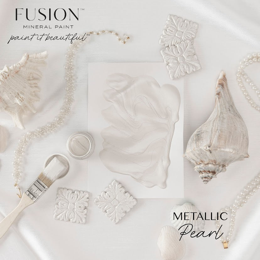 Kaunis helmiäishohtoinen Pearl Metallic saa sinut hämmästymään. Täydellinen tuote antamaan kevyen helmiäiskorostuksen, joka toimii kauniisti lähes minkä kanssa tahansa. Fusion Mineral Paint on loistava valinta niin diy harrastajalle kuin ammattilaiselle. Entisöinti ja perinnemaalaus onnistuu myös Fusionilla. Sävyjä on yli 60. Fusion on myrkytön ja helppo mineraalimaali. Kalkkimaali ja huonekalumaali kalpenee tämän rinnalla!