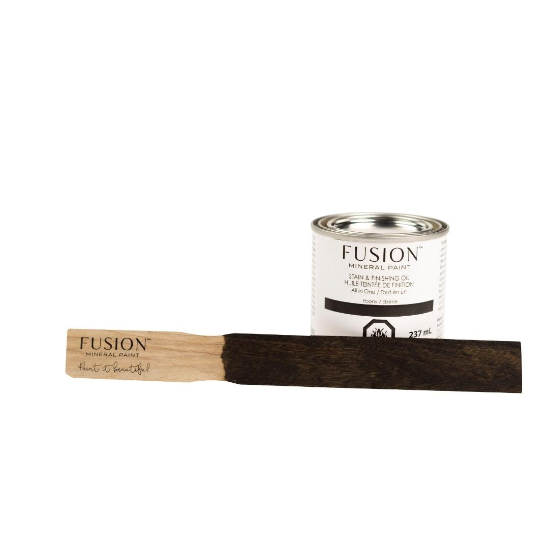Fusion MIneral Paint sarjan Stain & Finishing oil on pellavaöljy pohjainen ulkokalusteille sopiva öljy. Voi käyttää myös sisätiloissa huonekaluille.