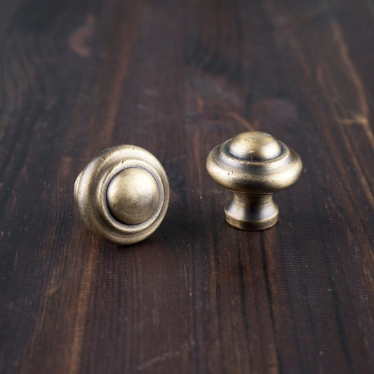 Metallinen nuppivedin esim. laatikkoon. Kiinnitysruuvi sis. tuotteeseen.  Myydään yksittäin.  Väri: antiikkimessinki  Koko: halkaisija 30 mm, korkeus 28 mm.