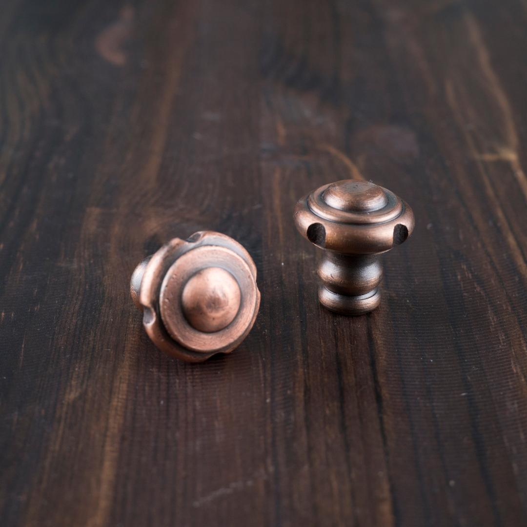 Metallinen nuppivedin esim. laatikkoon. Kiinnitysruuvi sis. tuotteeseen.  Myydään yksittäin.  Väri: kupari  Koko: halkaisija 30 mm, korkeus 29 mm.
