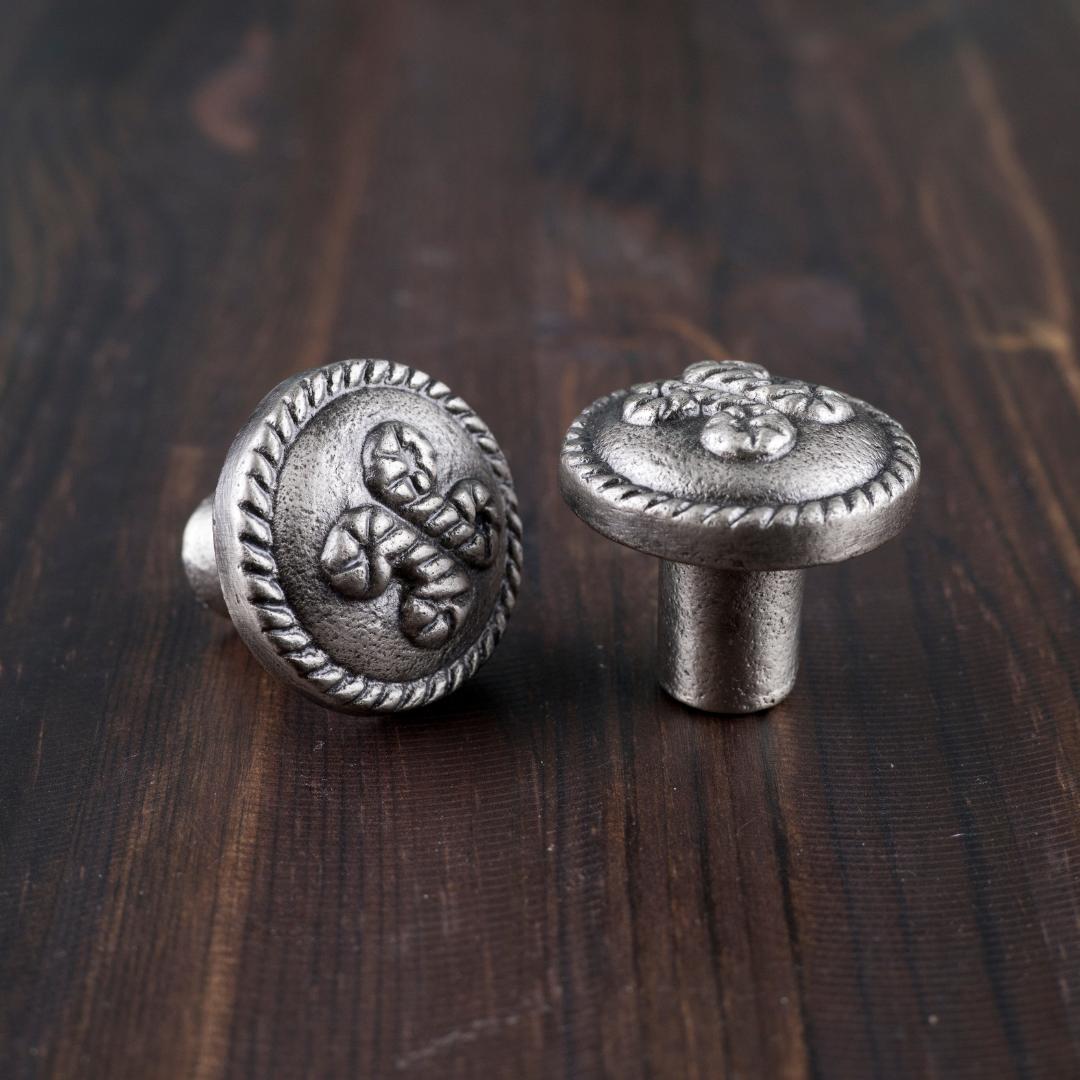 Metallinen nuppivedin, jossa Hannun vaakunaa muistuttava kuvio.  Vedin esim. laatikkoon. Kiinnitysruuvi sis. tuotteeseen.  Myydään yksittäin.  Väri: hopea  Koko: halkaisija 36 mm, korkeus 33 mm.