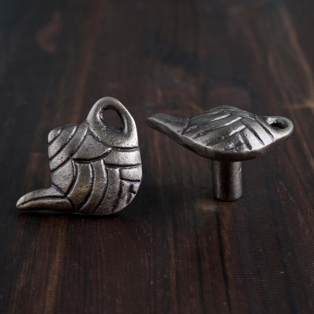 Metallinen kahvipannu -vedin. Kiinnitysruuvi sis. tuotteeseen.  Myydään yksittäin.  Väri: hopea, musta  Koko: halkaisija 38 mm, korkeus 30 mm.