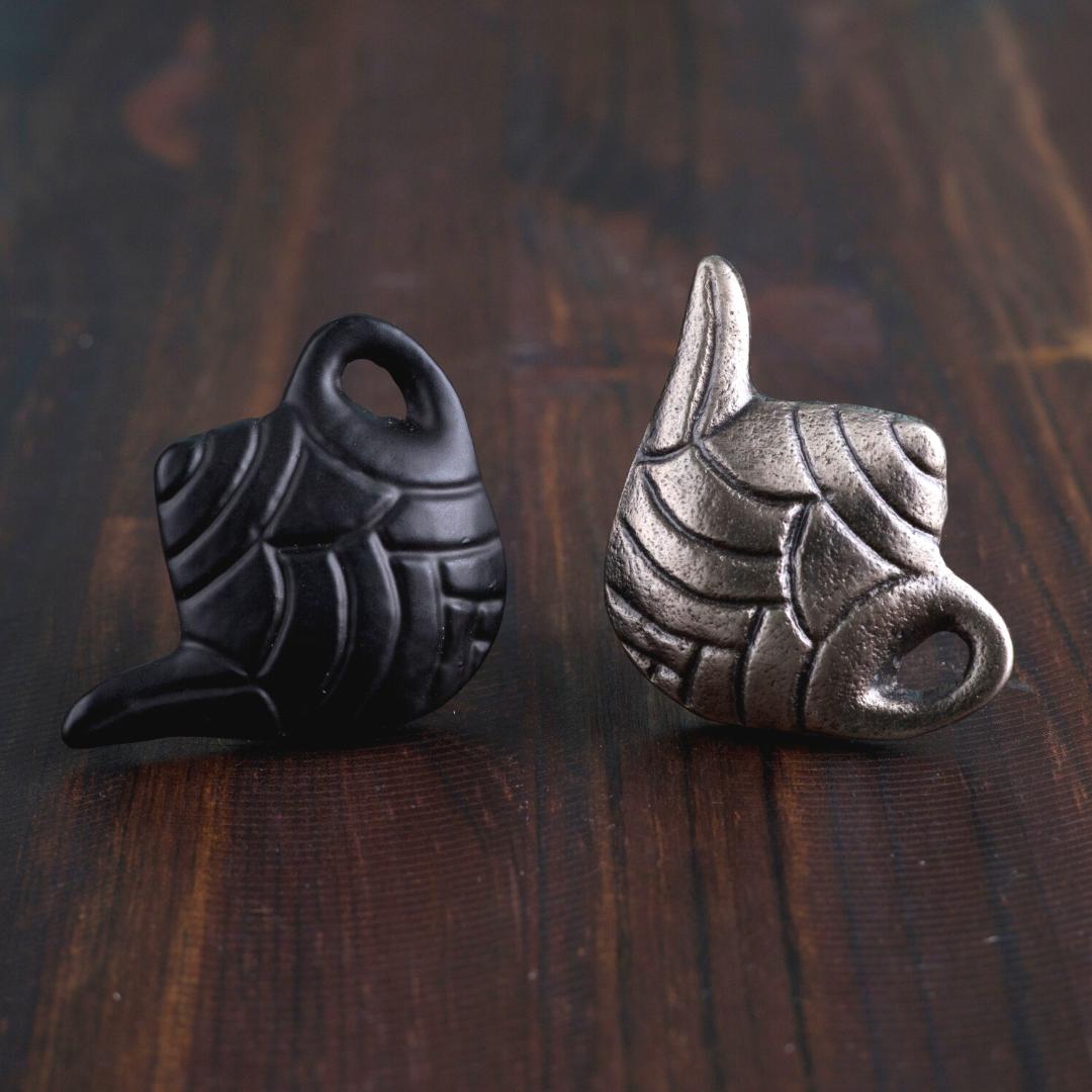 Metallinen kahvipannu -vedin. Kiinnitysruuvi sis. tuotteeseen.  Myydään yksittäin.  Väri: hopea, musta  Koko: halkaisija 38 mm, korkeus 30 mm.