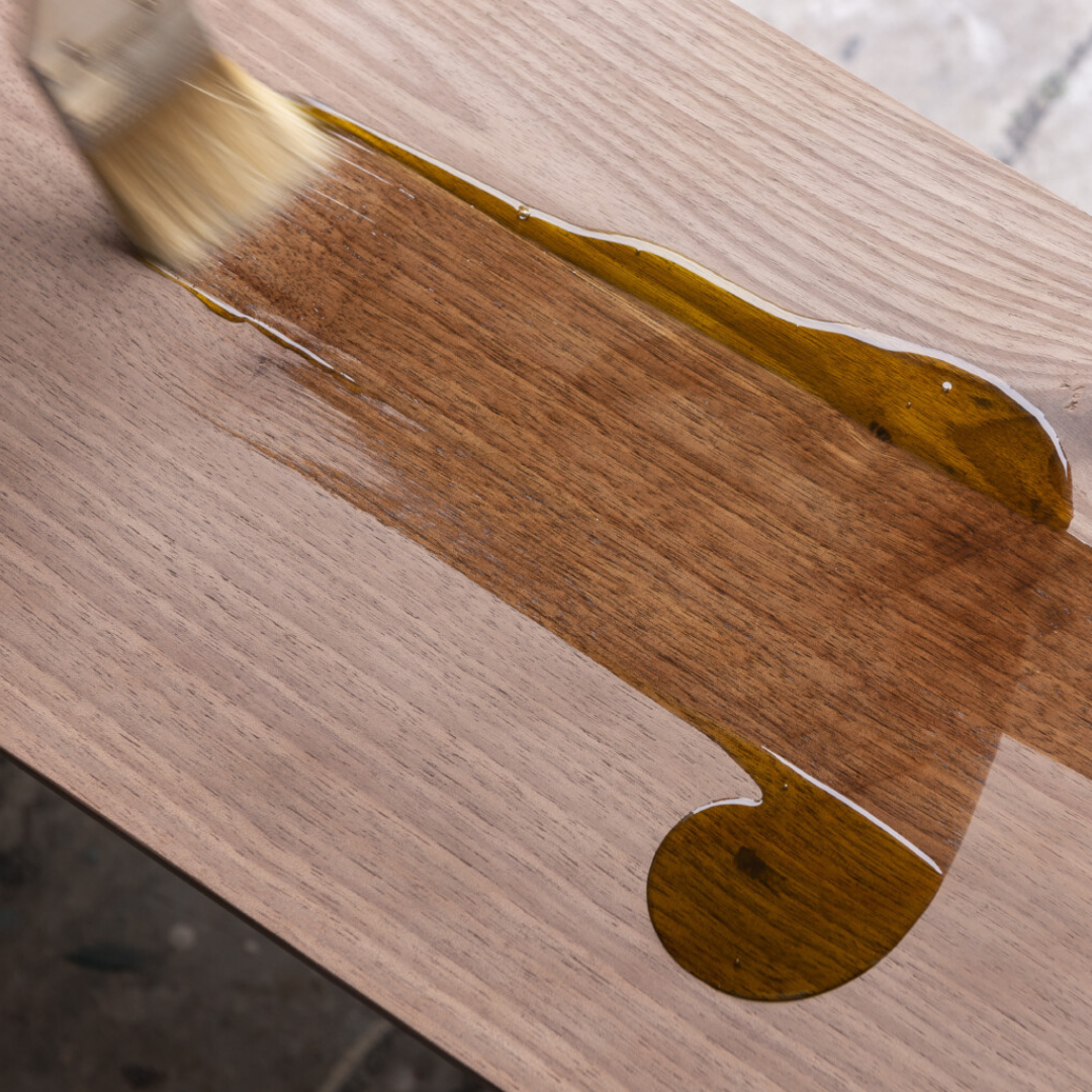 Fusion™ Tung Oil, Kiinanpuuöljy on loistava, täysin luonnollinen viimeistelyaine, jota on helppoa ja yksinkertaista käyttää. Kaada tai sivele ja pyyhi ylimääräinen pois rätillä. Öljy ei sisällä muoviainesosia, ei VOC-yhdisteitä eikä myrkyllisiä ainesosia. Öljy tekee kalusteestasi vedenkestävän ja helpon huoltaa. 