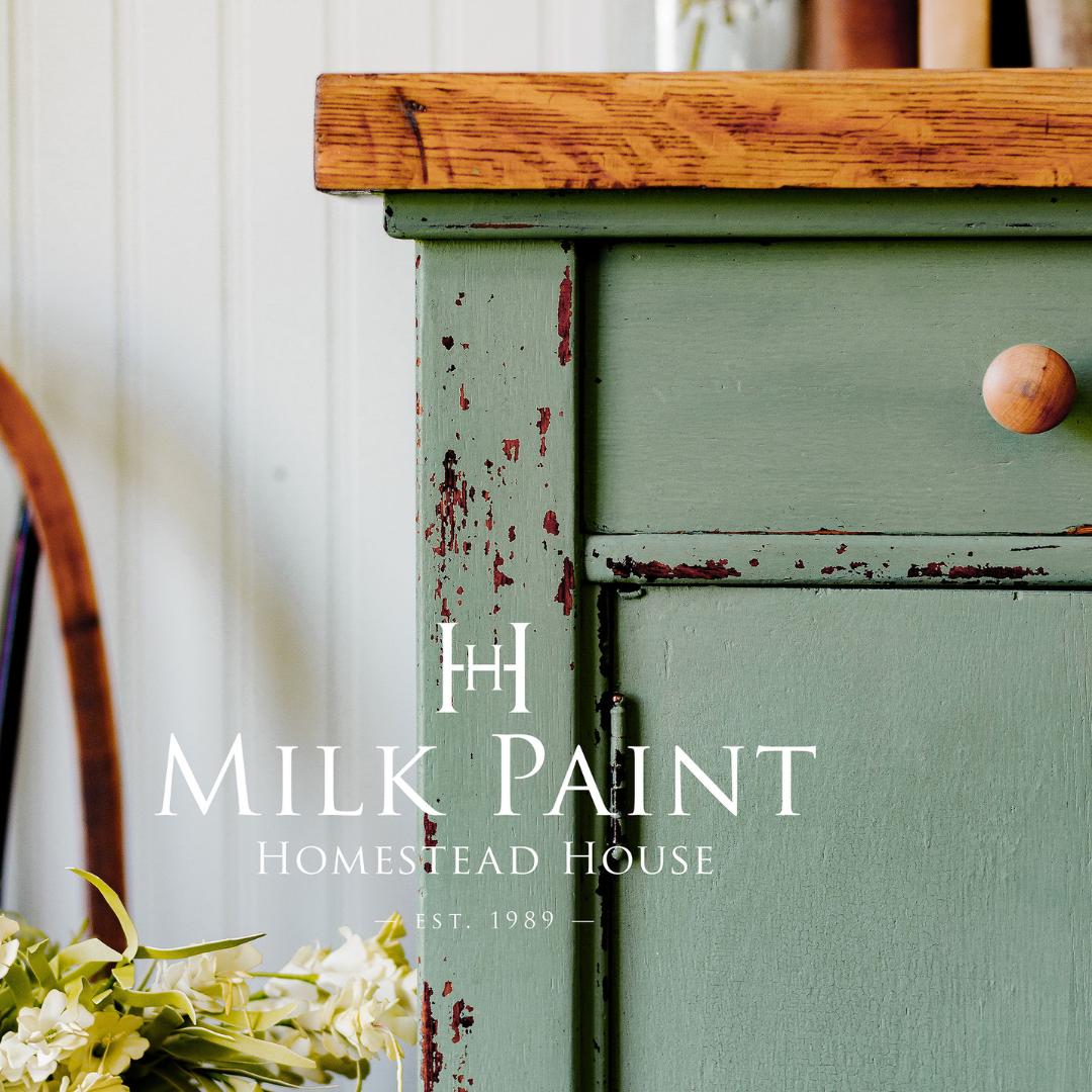Maitomaali on aito kalkkimaali, se sisältää aitoa kalkkia (ei liitujauhoa), maidon kaseiinia sekä väripigmenttinä aitoa luonnon micajauhetta.  Homestead Hause milk paint Stockholm green, vihreä maitomaali.