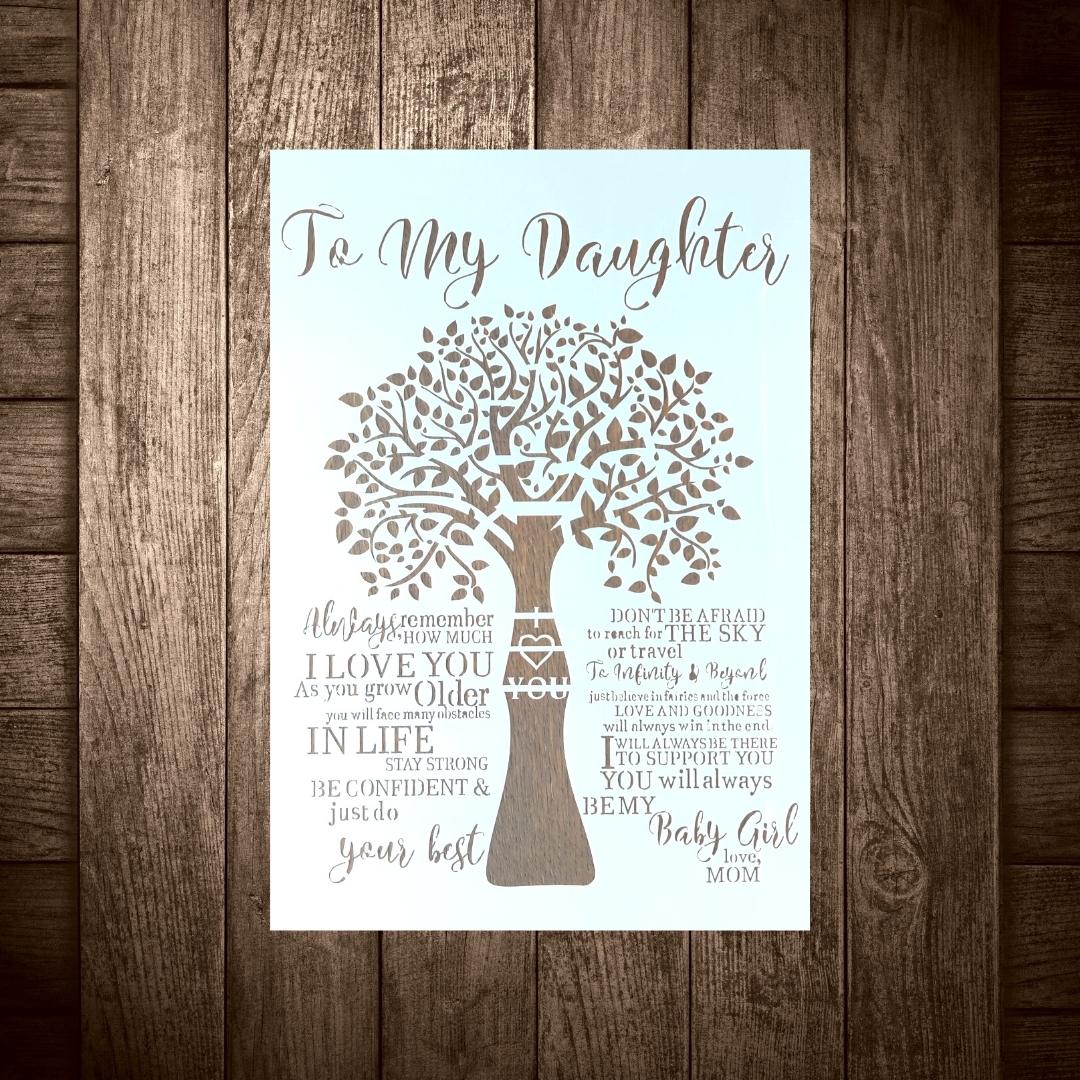 Iso puu kuvioinen sapluuna tekstillä To My Daughter. 