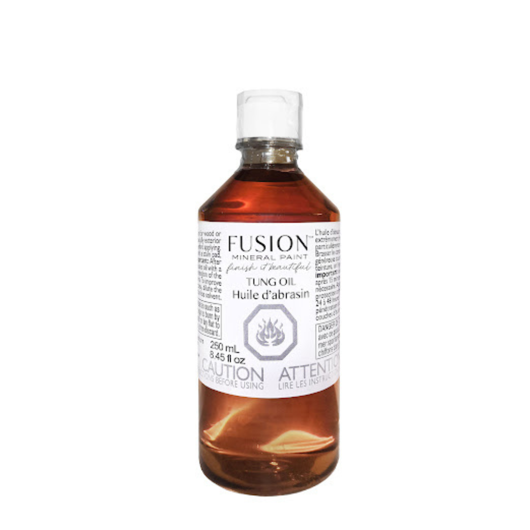 Fusion™ Tung Oil, Kiinanpuuöljy on loistava, täysin luonnollinen viimeistelyaine, jota on helppoa ja yksinkertaista käyttää. Kaada tai sivele ja pyyhi ylimääräinen pois rätillä. Öljy ei sisällä muoviainesosia, ei VOC-yhdisteitä eikä myrkyllisiä ainesosia. Öljy tekee kalusteestasi vedenkestävän ja helpon huoltaa. 
