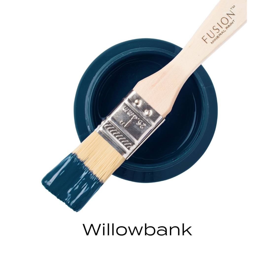 Willowbank – Klassiseen laivastonsiniseen on lisätty ripaus eloisaa persoonallisuutta. Se tuo mihin tahansa tilaan vaivattomasti lisäenergiaa. Fusion Mineral Paint on loistava valinta niin diy harrastajalle kuin ammattilaiselle. Entisöinti ja perinnemaalaus onnistuu myös Fusionilla. Sävyjä on yli 60. Fusion on myrkytön ja helppo mineraalimaali. Kalkkimaali ja huonekalumaali kalpenee tämän rinnalla! 